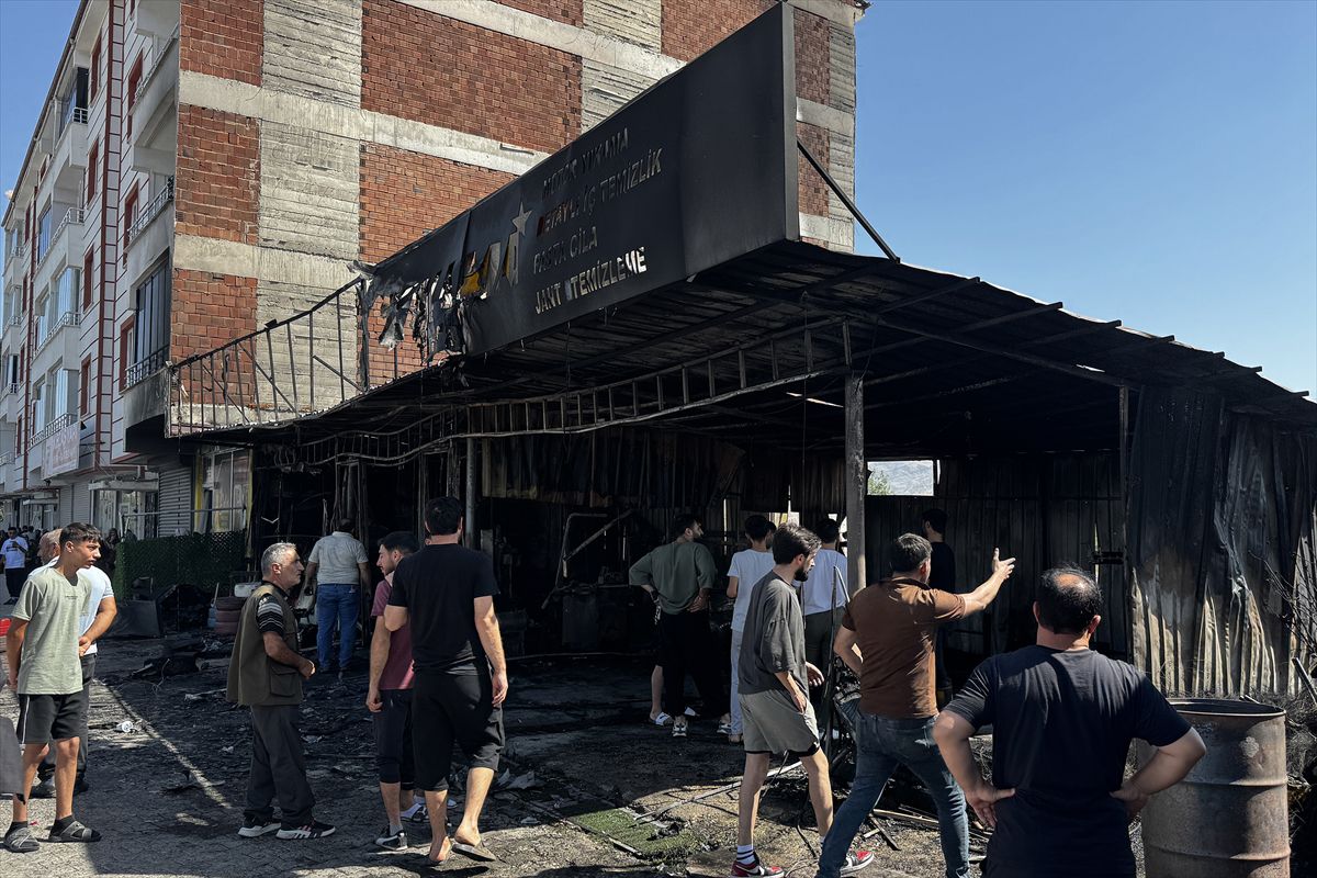 Elazığ'da iş yerinde çıkan yangında 4 kişi dumandan etkilendi