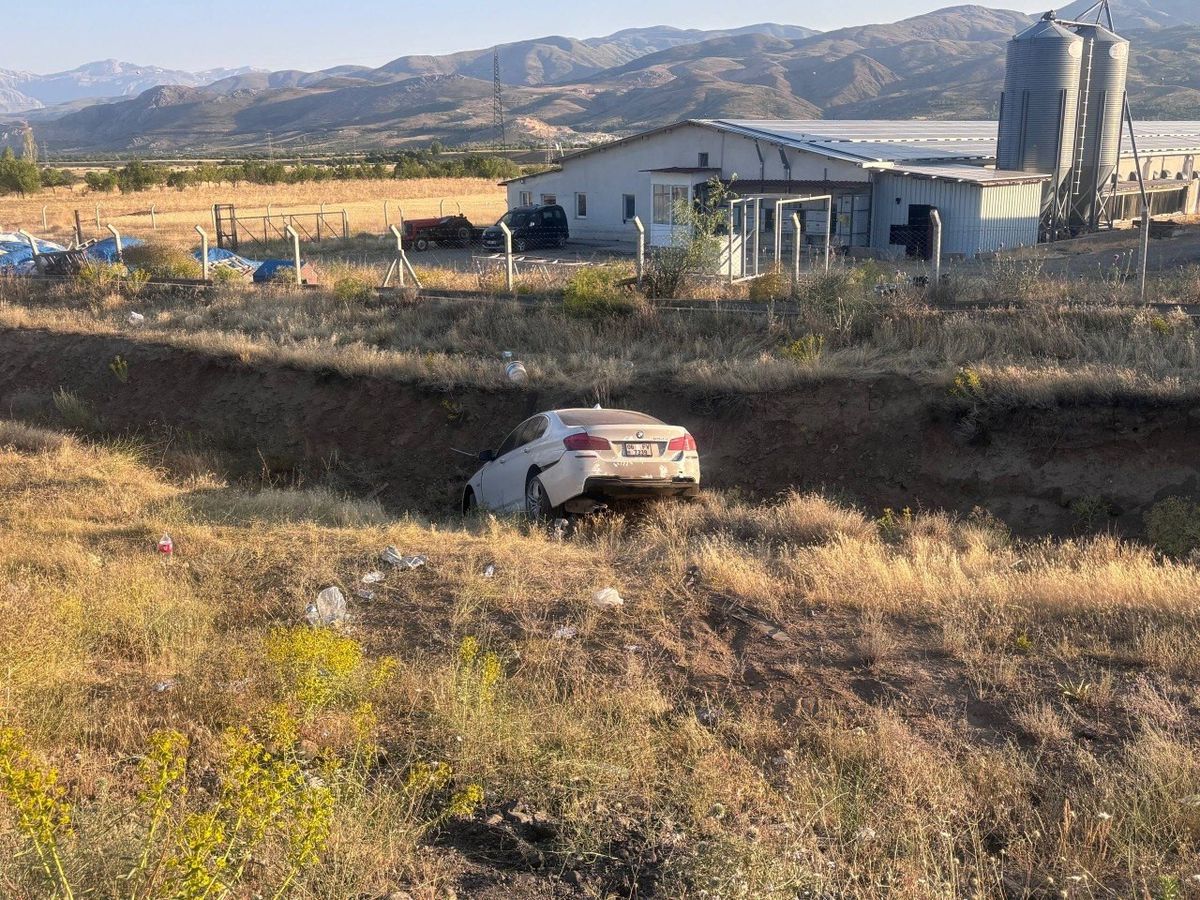 Erzincan-Sivas kara yolunda meydana gelen trafik kazası sonrası yaralıların taşınması.