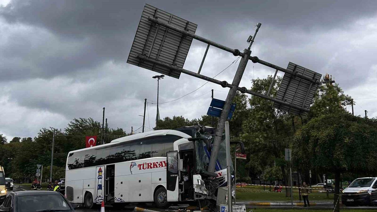 Eyüpsultan'da yolcu otobüsünün karıştığı kaza