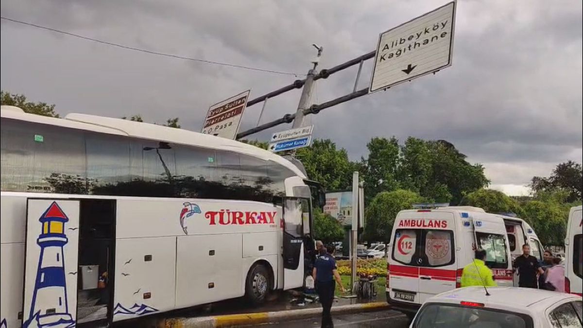 Eyüpsultan Bahariye Caddesi'nde bir yolcu otobüsünün otomobile ve direğe çarptığı kaza yeri.