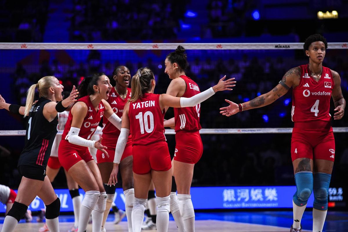 A Milli Kadın Voleybol Takımı oyuncuları file önünde sevinirken