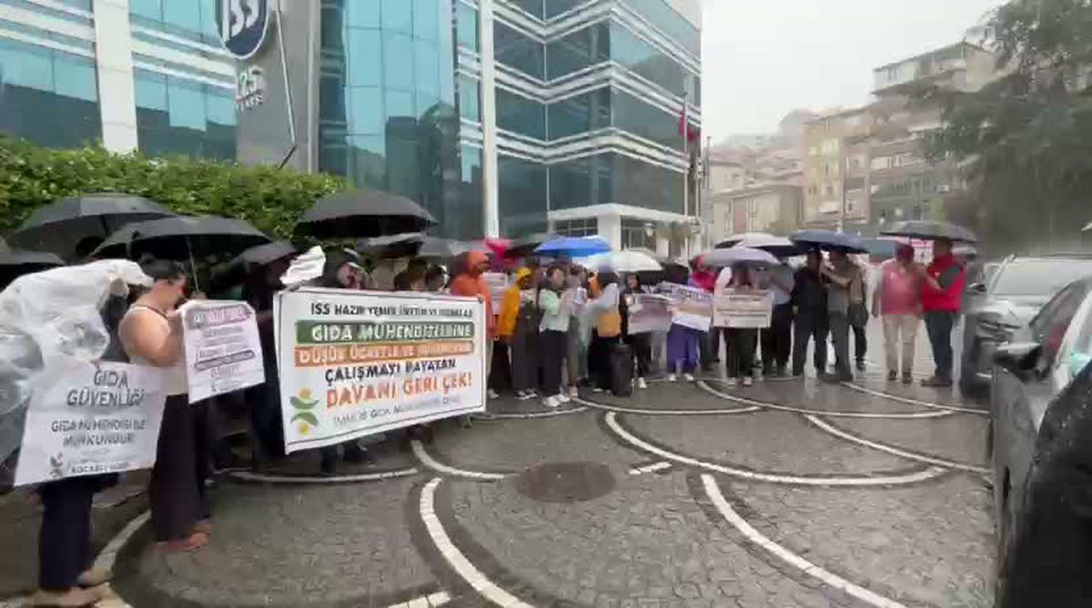 Gıda Mühendisleri Odası binası önünde açıklama yapan bir grup temsilci.