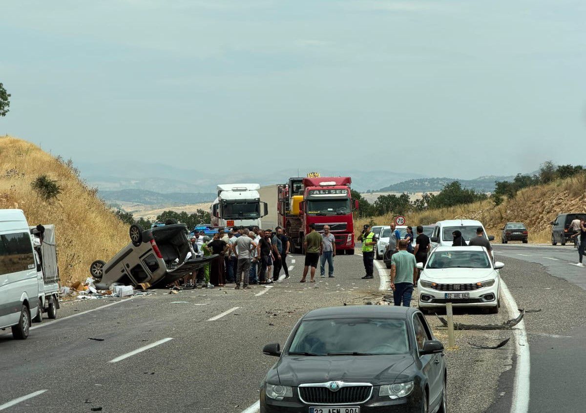 Hafif ticari araç karşı şeride geçti: 4 yaralı
