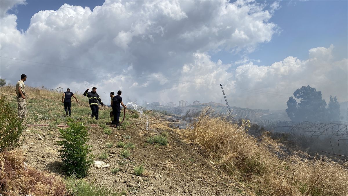 Hatay Kırıkhan'da bahçede çıkan yangın söndürüldü.