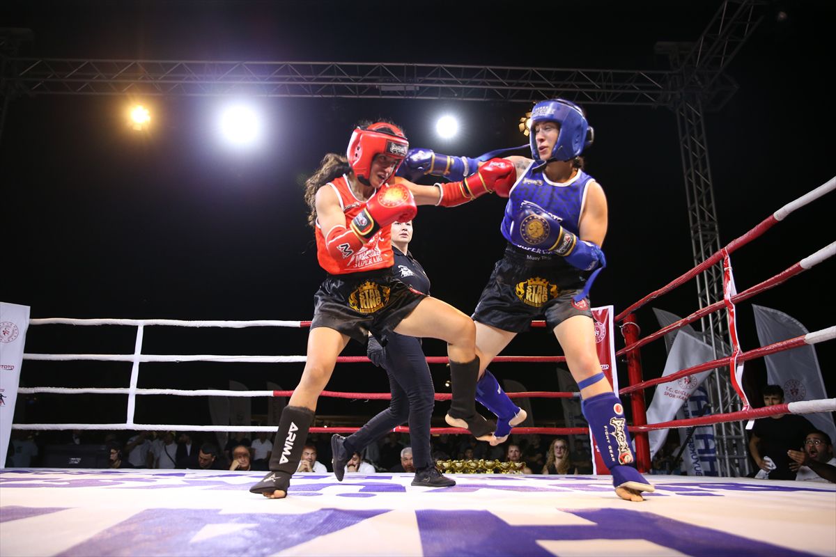 Sporcuların Muaythai müsabakasından genel görünüm.