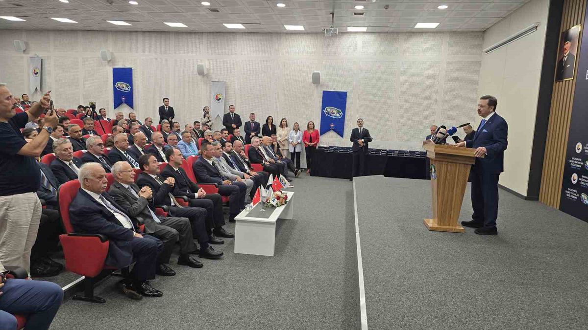 TOBB Başkanı Rifat Hisarcıklıoğlu konuşurken çekilmiş bir fotoğraf.
