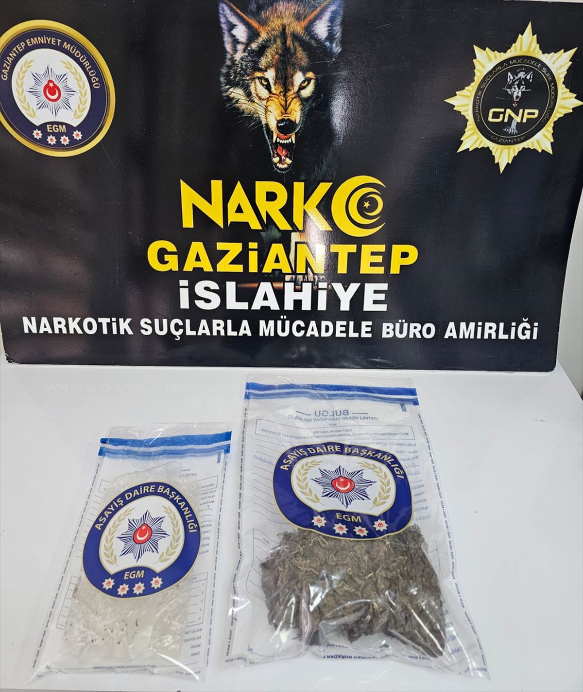 Gaziantep'in İslahiye ilçesinde jandarma ekiplerince düzenlenen uyuşturucu operasyonunda ele geçirilen esrar maddesi.