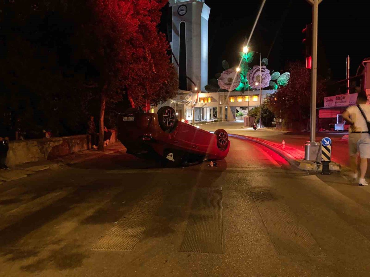 Isparta’da refüje çarpan otomobil ters döndü, sürücü hafif yaralandı