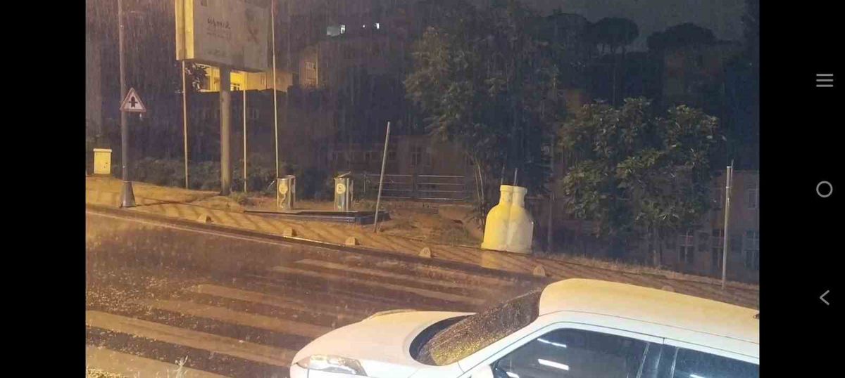 İstanbul'da yağmur yağarken çekilmiş bir sokak görüntüsü.