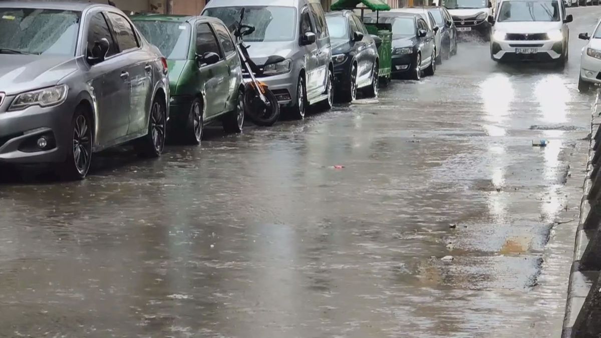 İstanbul’da sağanak etkili oluyor; yollar göle döndü / Ek bilgi ve görüntü
