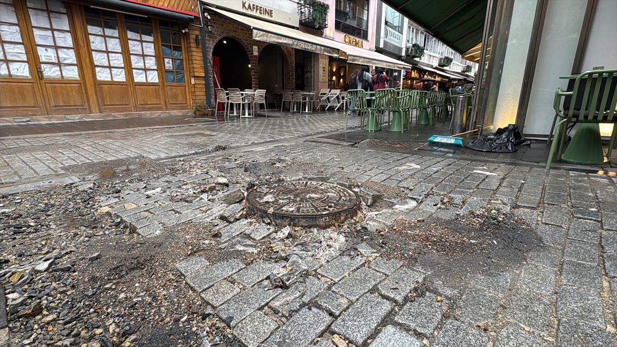 İstanbul'da sağanak nedeniyle Üsküdar'daki Gastronomi Sokağı'nı su bastı