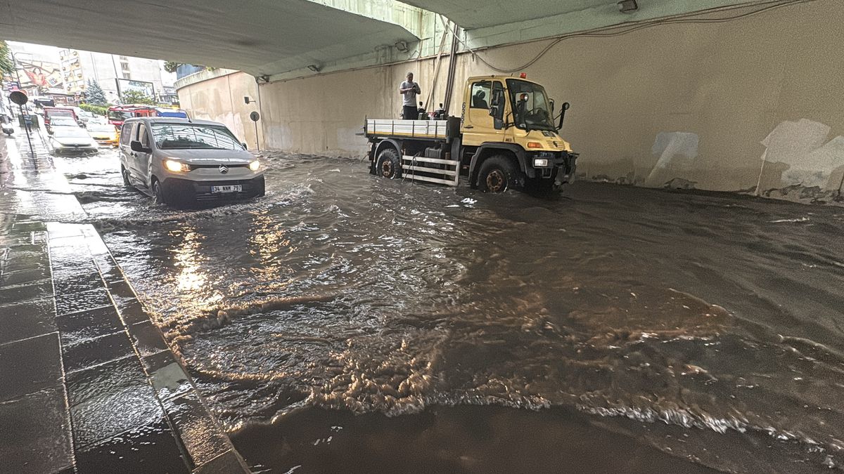 İstanbul'da sağanak; Zincirlikuyu'da alt geçit su içinde kaldı