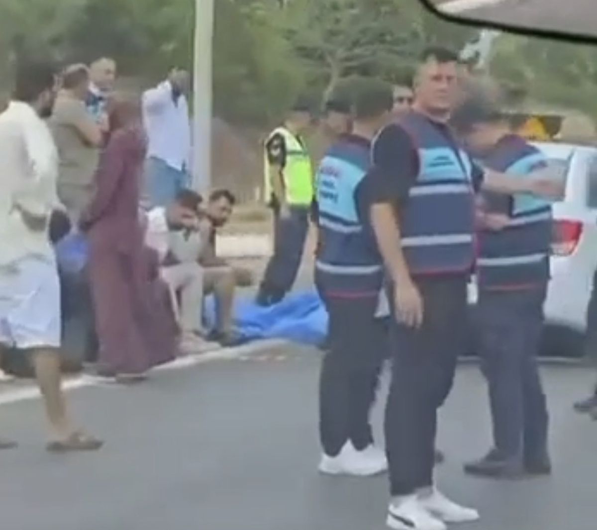 İzmir'in Menderes ilçesinde meydana gelen trafik kazasında hurdaya dönen otomobiller.