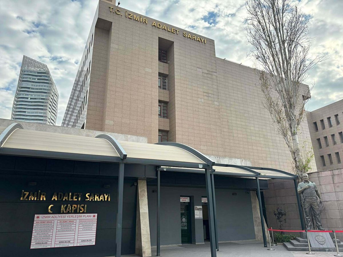 İzmir merkezli yasa dışı bahis operasyonu kapsamında polis ekiplerinin çalışmaları.