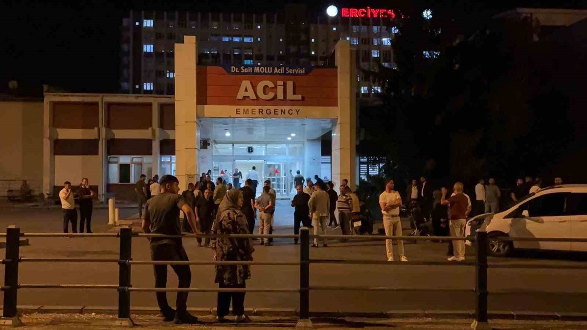 Kayseri'de bir kafede yaşanan bıçaklı kavga sonrası polis ekipleri olay yerinde inceleme yapıyor.