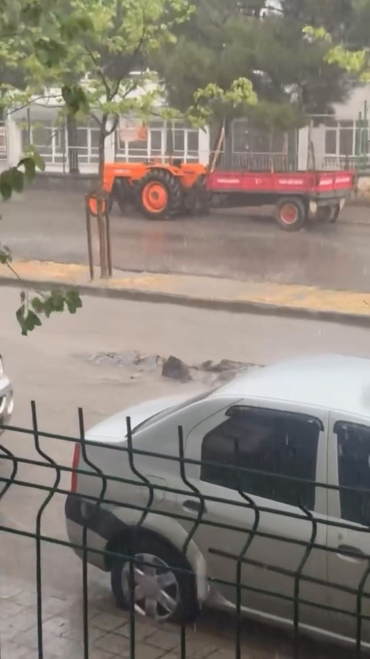 Karacabey’de şiddetli yağmur yolları göle çevirdi