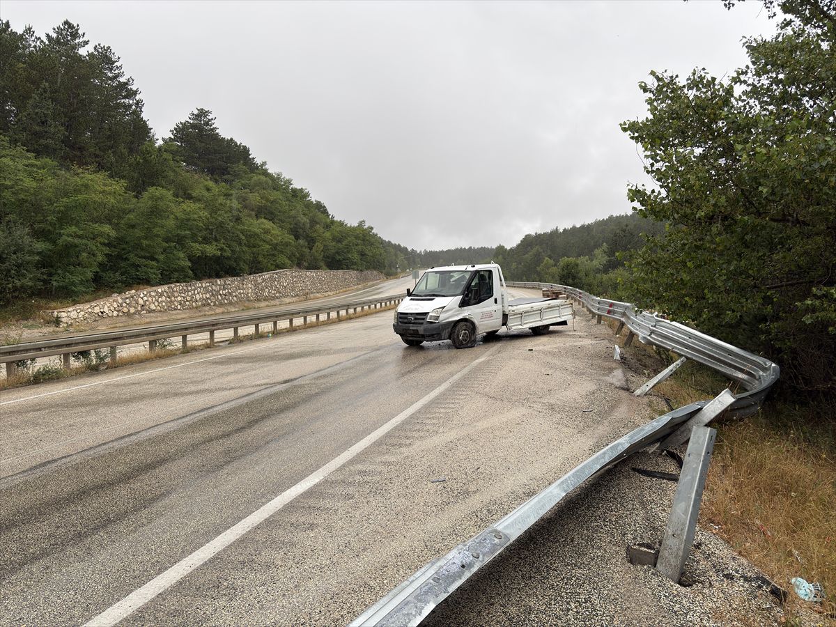 Kastamonu'da arı kovanı yüklü kamyonetin karıştığı trafik kazası.