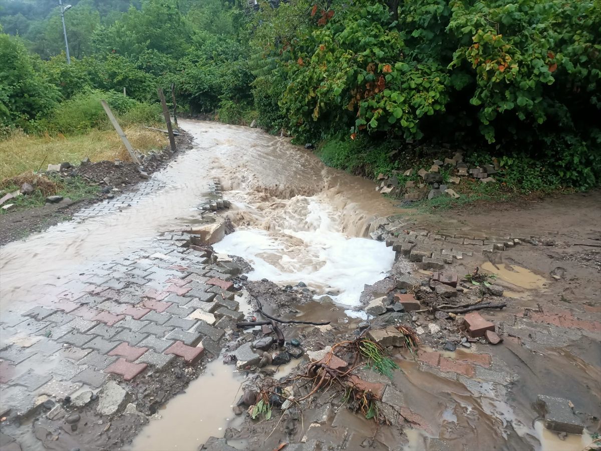 Kastamonu'da sağanak su baskınlarına yol açtı