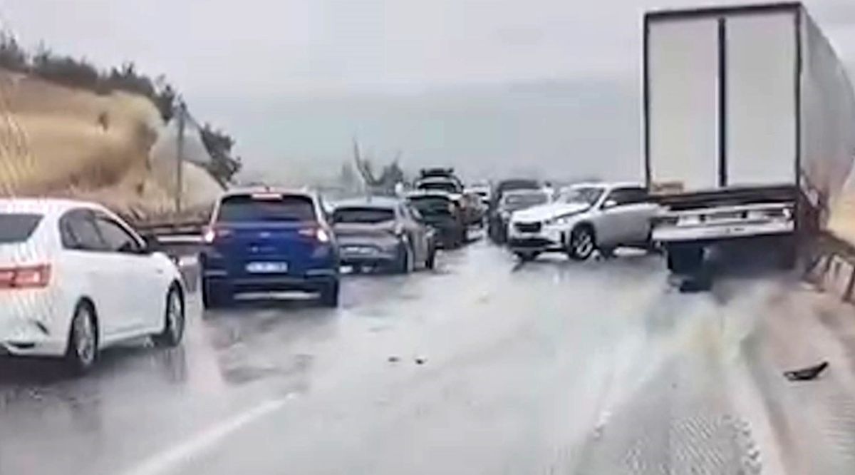 Kastamonu'nun Tosya ilçesinde D100 karayolunda meydana gelen zincirleme trafik kazasına ilişkin genel bir görüntü.
