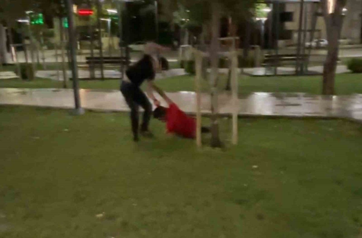 Kavga ettiği arkadaşını defalarca yumrukladı: O anlar kamerada