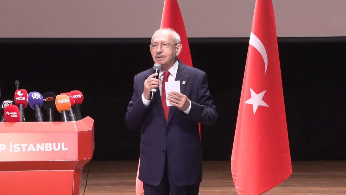 CHP Genel Başkanı Kemal Kılıçdaroğlu konuşma yaparken