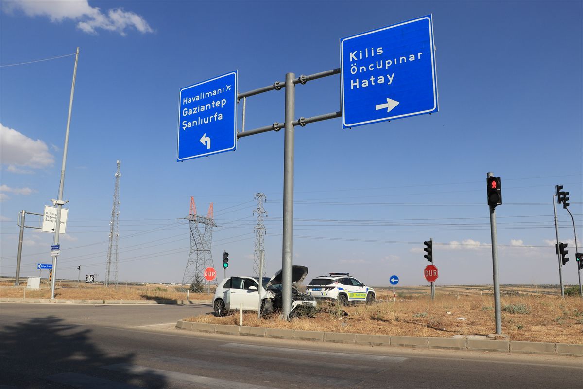 Kilis'te yön tabelasına çarpan otomobildeki 2 kişi yaralandı