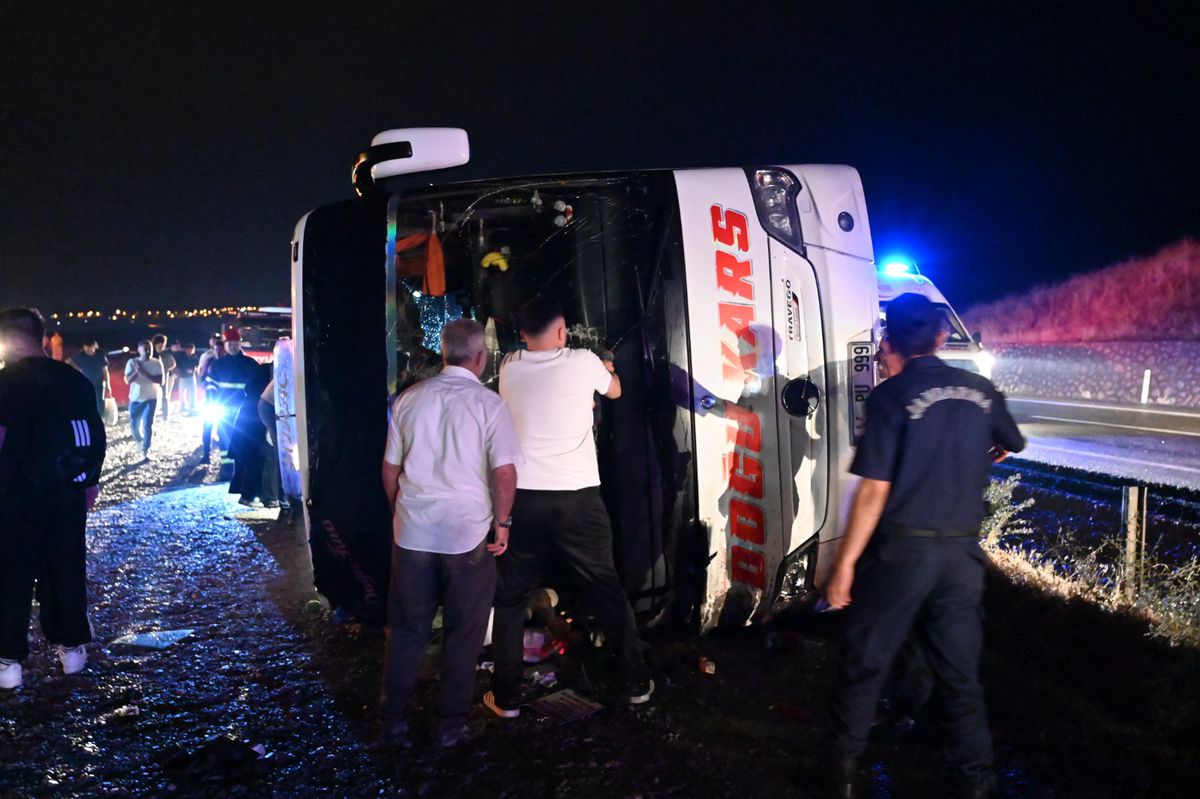 Kırıkkale'de devrilen yolcu otobüsü