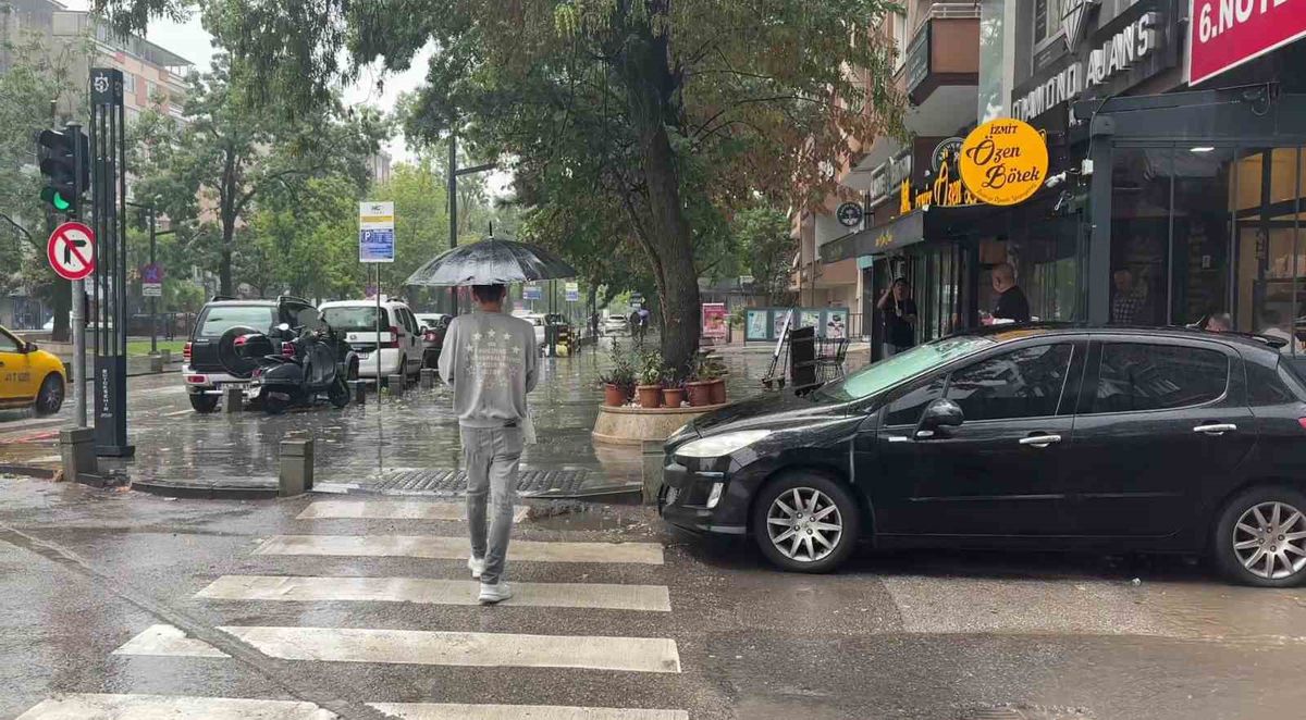 Kocaeli'de sağanak yağış sonrası sokaklarda su birikintileri oluştu.
