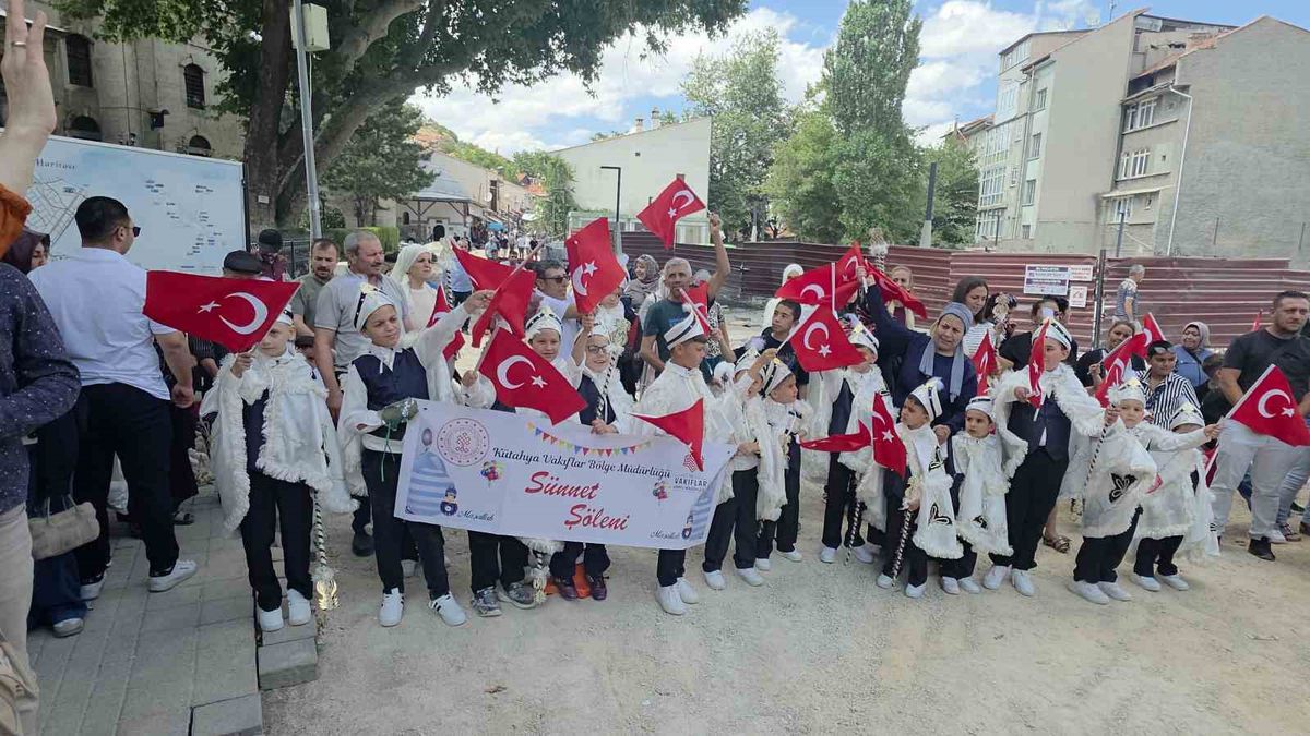 Kütahya’da 27 çocuk için vakıf geleneğiyle sünnet şöleni düzenlendi