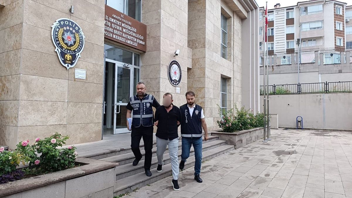 Kuyumcu dükkanında altın kolye hırsızlığı kamerada