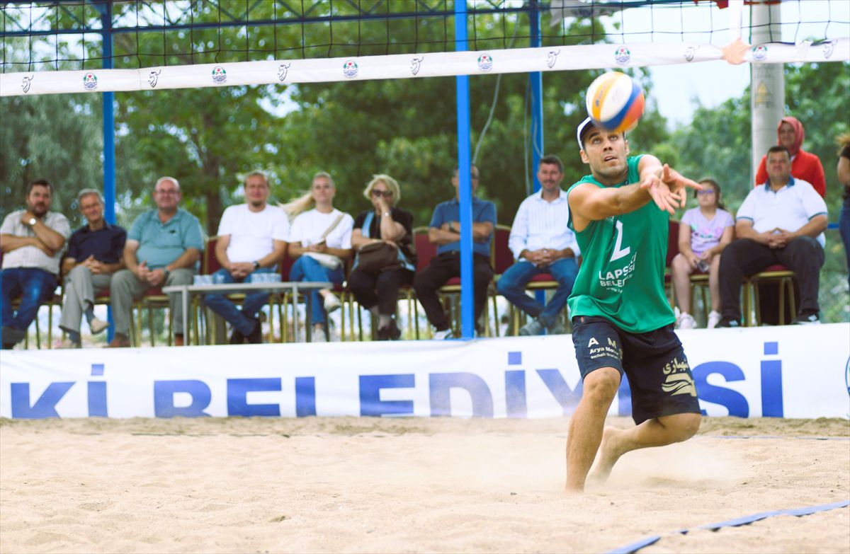 Lapseki'de 31. Geleneksel Plaj Voleybol Turnuvası başladı