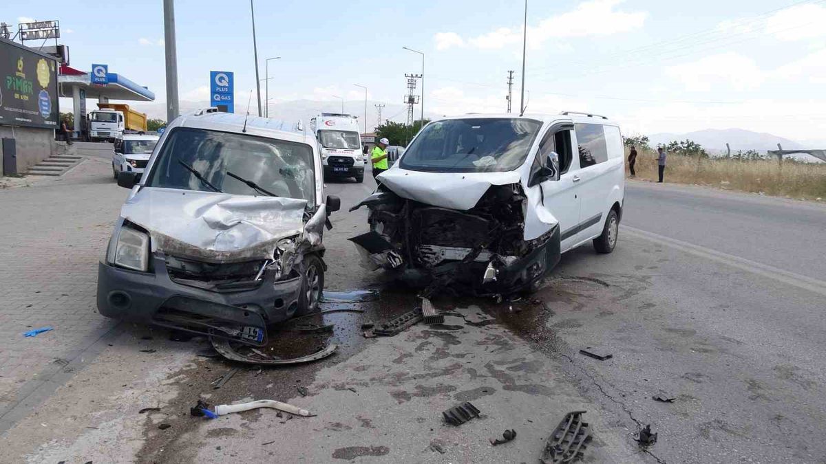Malatya’da iki hafif ticari aracın çarpıştığı kazada 8 kişi yaralandı