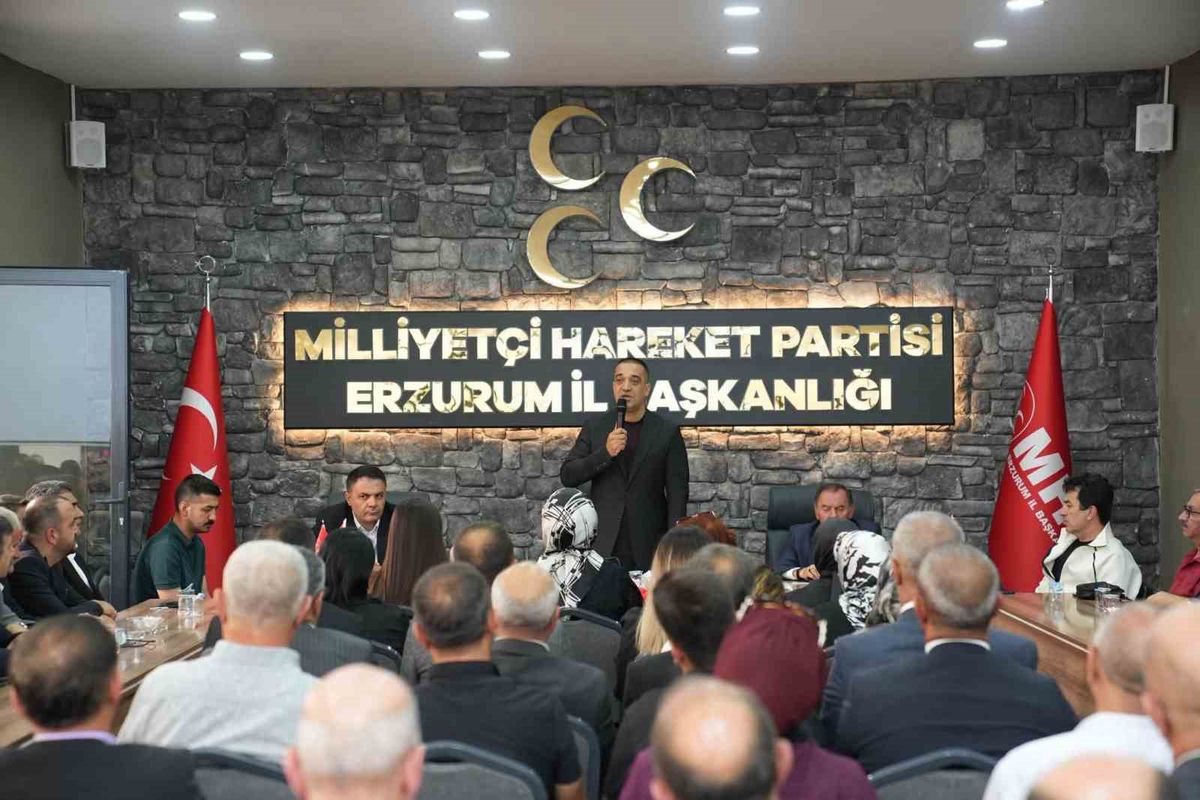 MHP Erzurum İl Teşkilatı binası önünde partililer