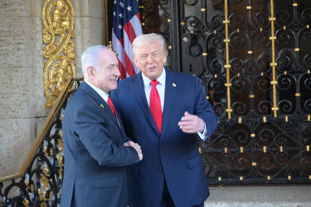 İsrail Başbakanı Binyamin Netanyahu ve ABD Başkanı Donald Trump'ın tokalaşırken çekilmiş bir fotoğrafı.