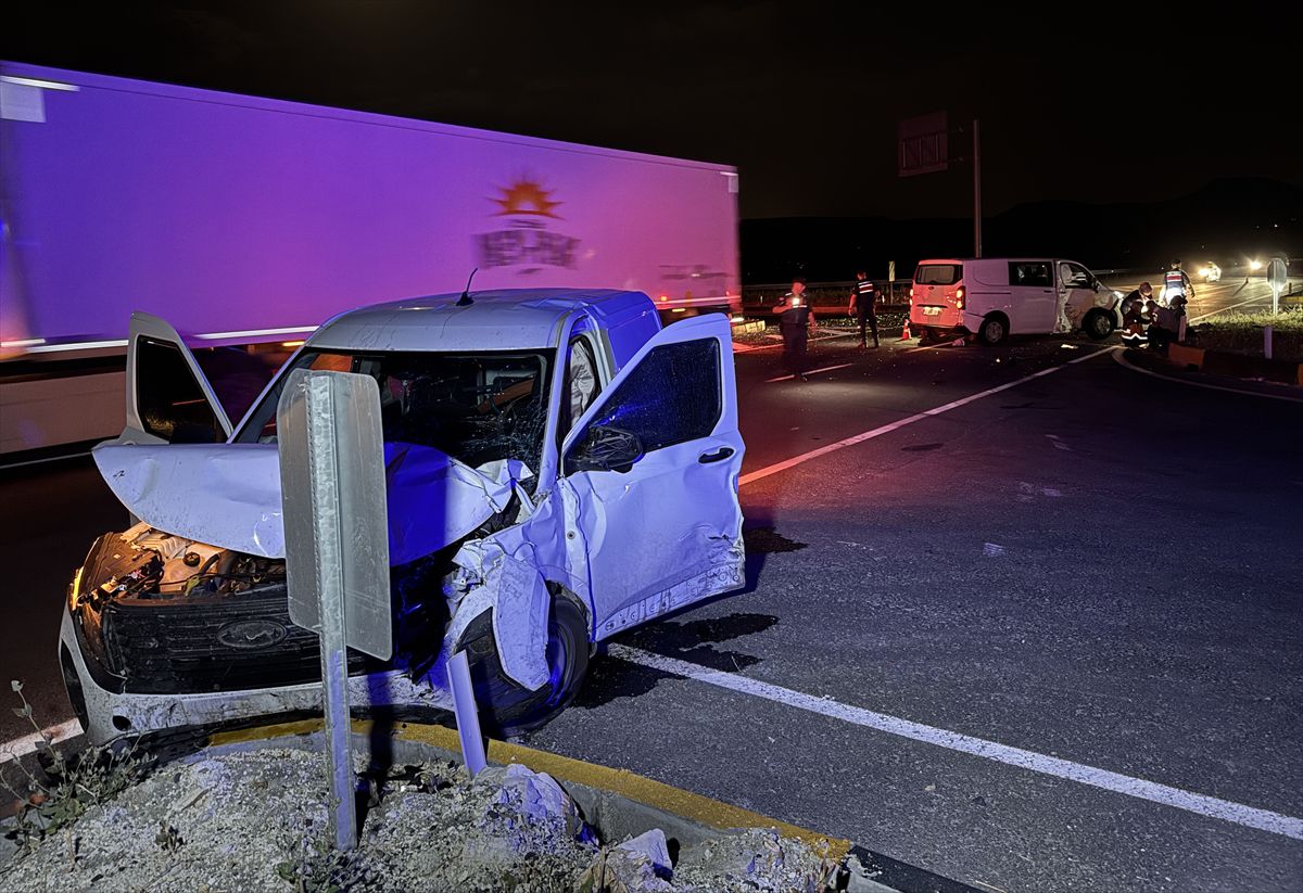 Nevşehir'de yolcu minibüsü ile hafif ticari aracın çarpışması sonucu oluşan trafik kazası.
