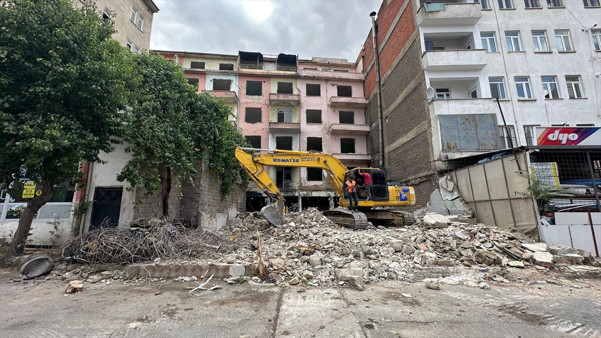 Niğde'de depremde hasar gören binaların yıkımına başlandı