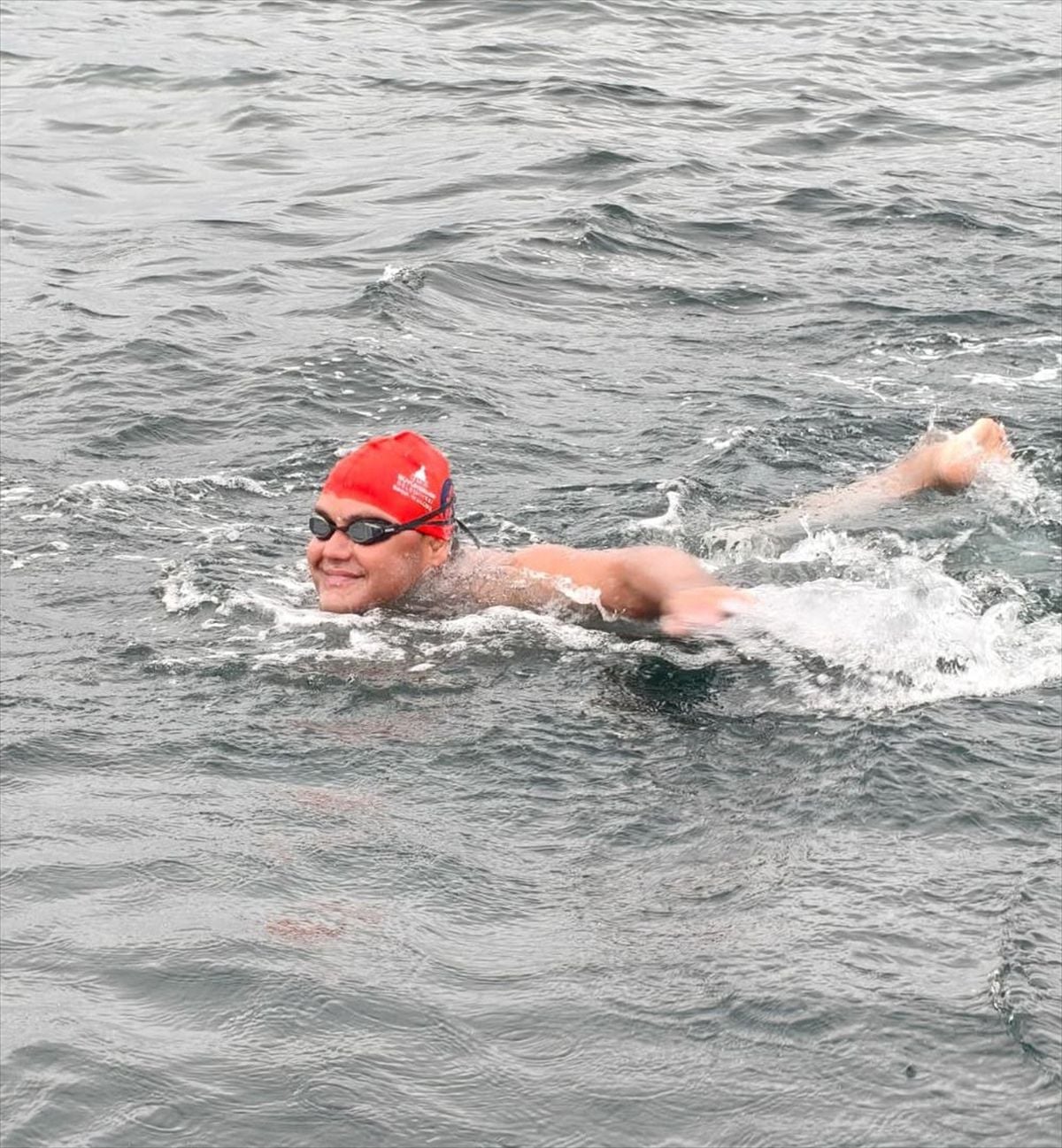 Otizmli ultra maraton yüzücüsü Tuna Tunca, Kuzey Kanalı'nı yüzerken