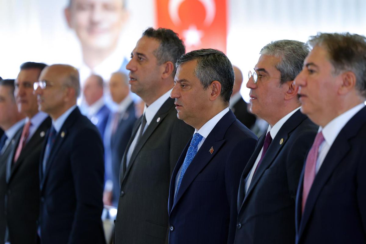 Özgür Özel 'A Takımı'nı belirledi! İşte Yeni Parti'nin MYK'sı