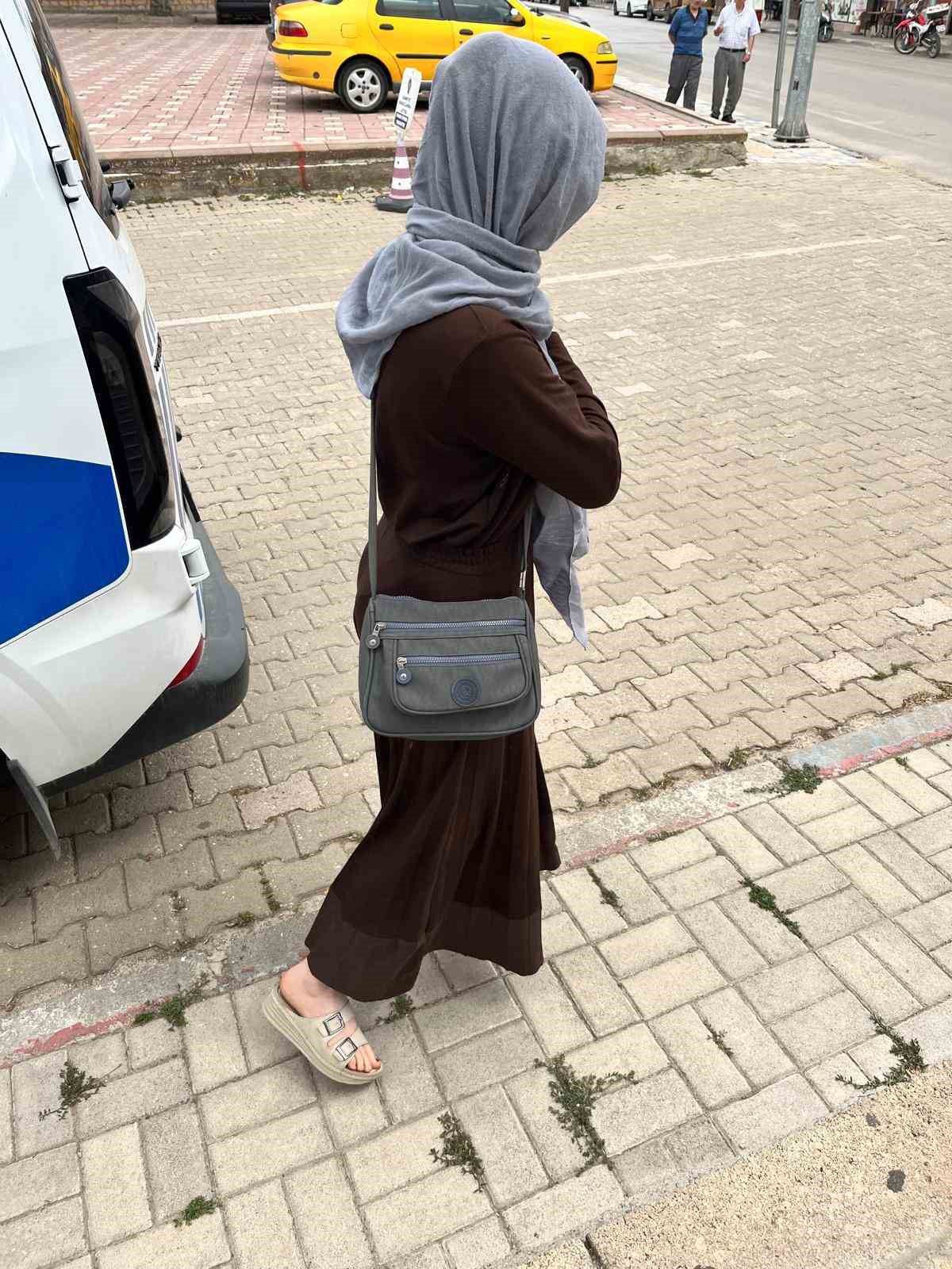Pazaryeri ilçesinde cami önünde dilencilik yapan bir kadına zabıta ve polis tarafından işlem yapılıyor.