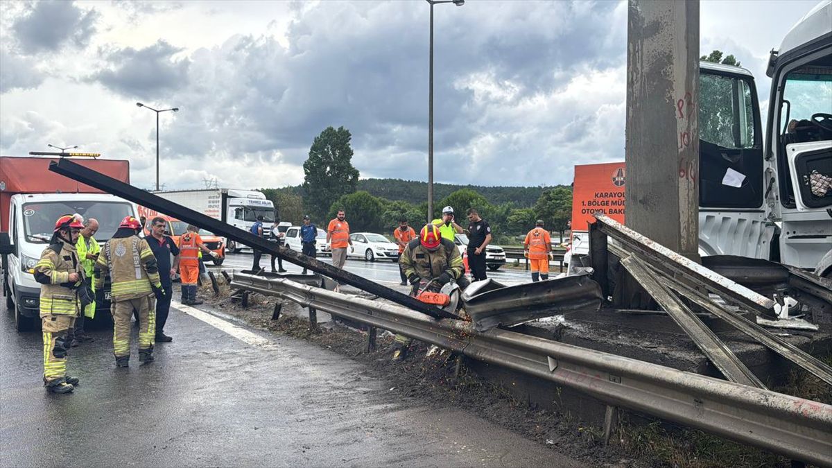 Pendik'te tırın bariyerlere çarptığı kaza trafiği aksattı
