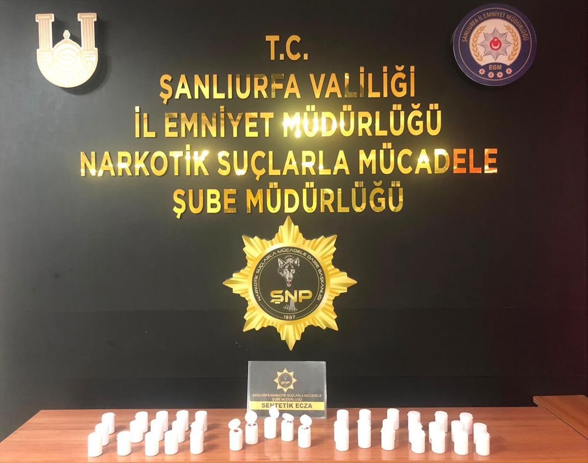 Şanlıurfa'da uyuşturucu operasyonu sonucu adliyeye sevk edilen şüpheliler.