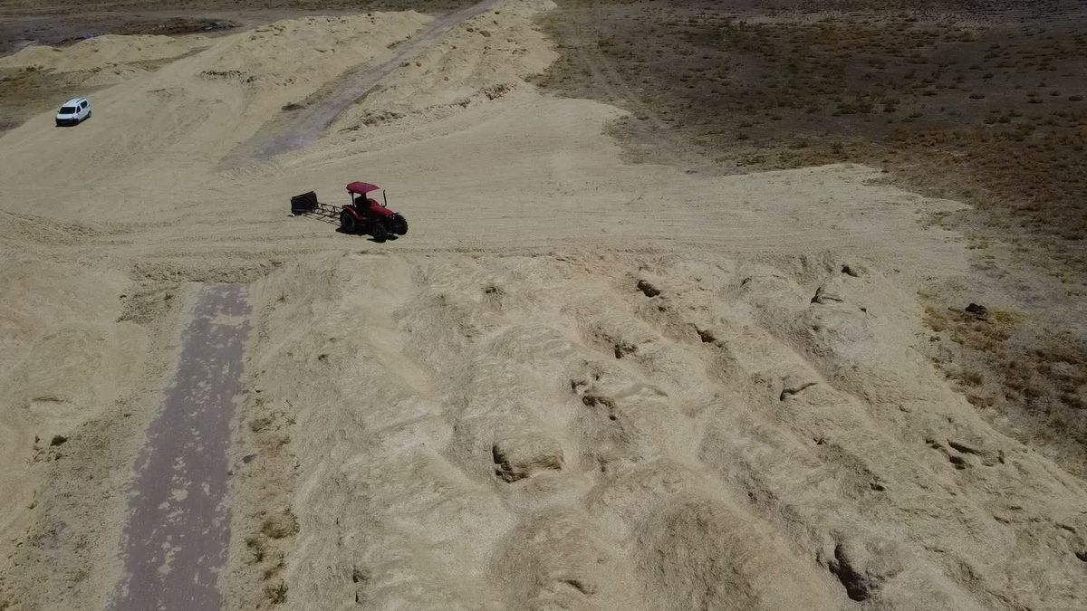 Yozgat'ta tarlalarda toplanan ekin sapları balyalar halinde istiflenmiş.