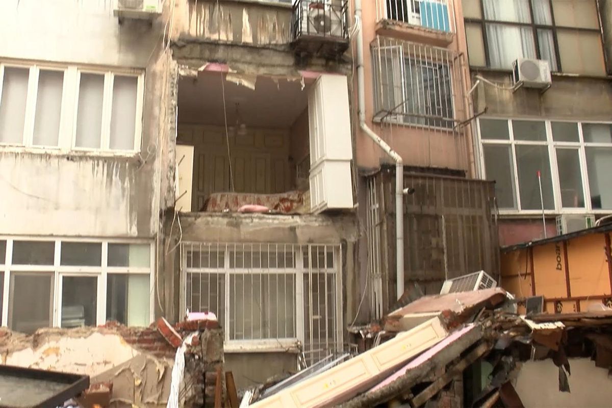 Şişli’de binanın duvarı çökünce mahalleli deprem oldu zannetti