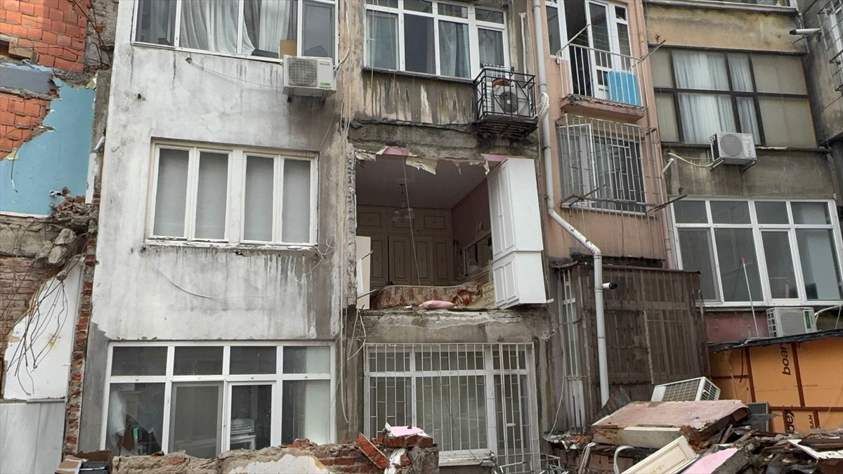 Şişli'de bir dairenin odasının duvarı yıkıldı