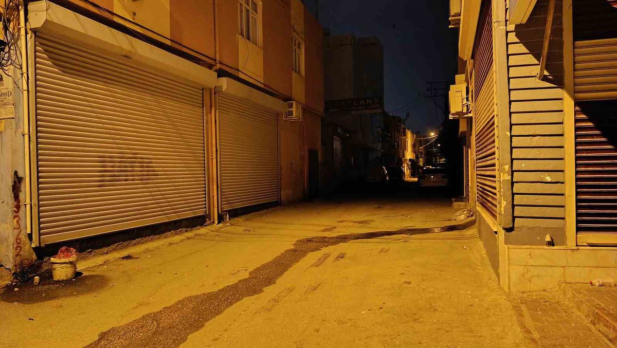 Adana'da sokak ortasında silahlı saldırı sonucu hayatını kaybeden genç kadının hastaneye kaldırılması.