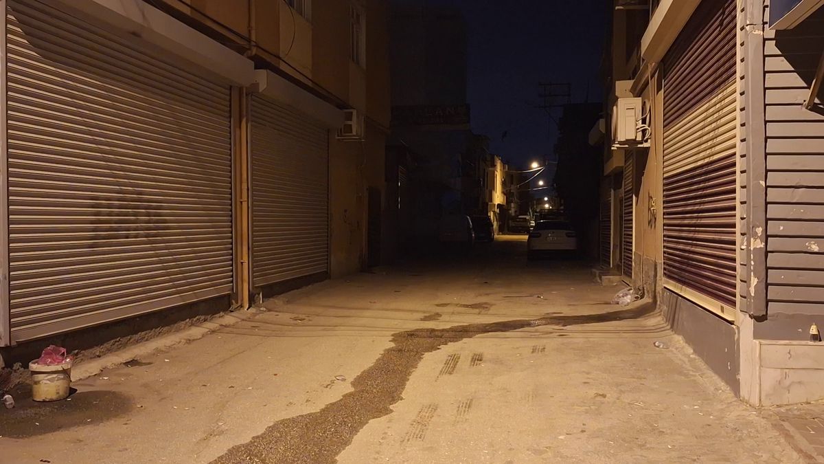 Adana'da sokak ortasında silahlı saldırı sonucu hayatını kaybeden Reyhan Acar'ın bulunduğu olay yeri.