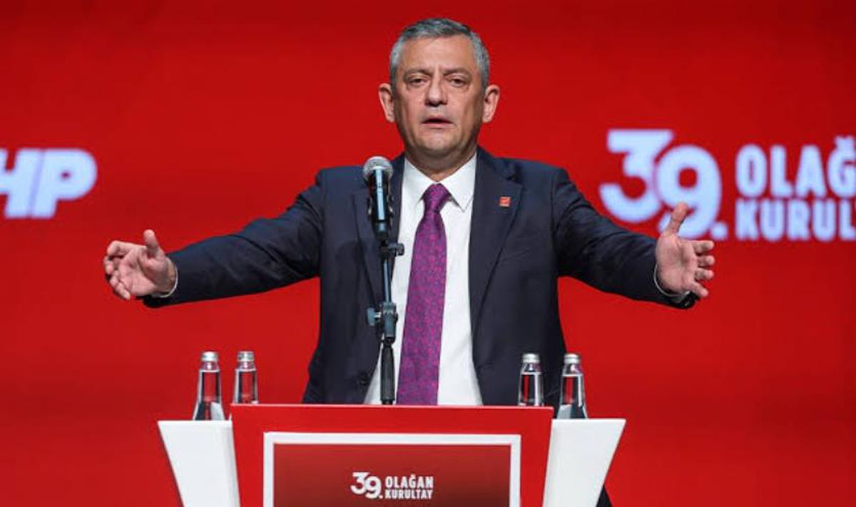 Özgür Özel'in yeni partisi ile ilgili yapılan anketin sonuçlarını gösteren grafik veya haber başlığı.