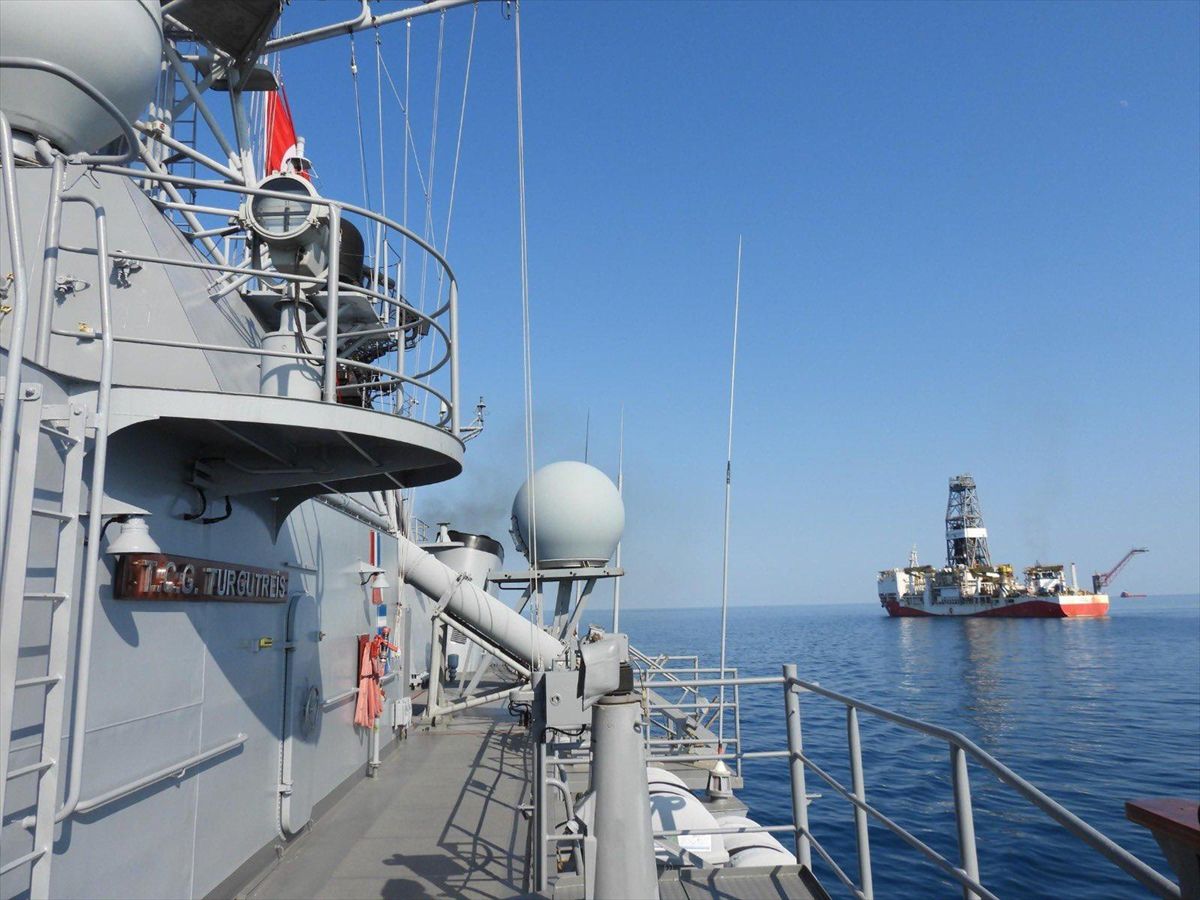 TCG Turgutreis fırkateyni denizde seyrederken görünüyor.