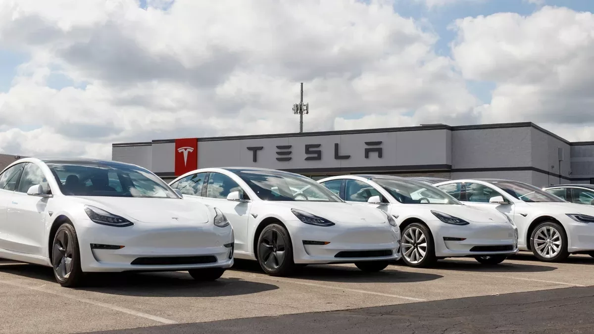 Tesla'nın otonom araç filosunun katettiği mesafenin düşmesiyle ilgili haber