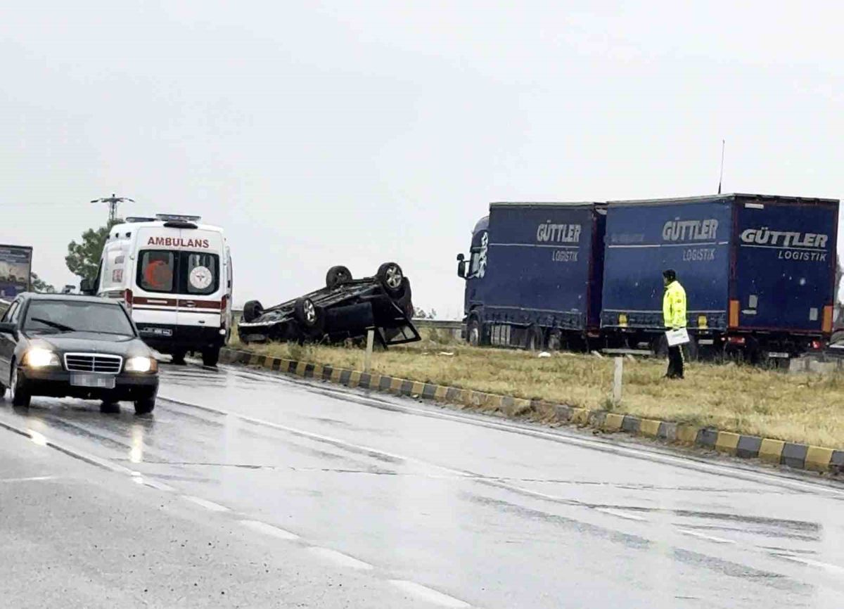 Kastamonu'nun Tosya ilçesinde takla atmış bir otomobil.